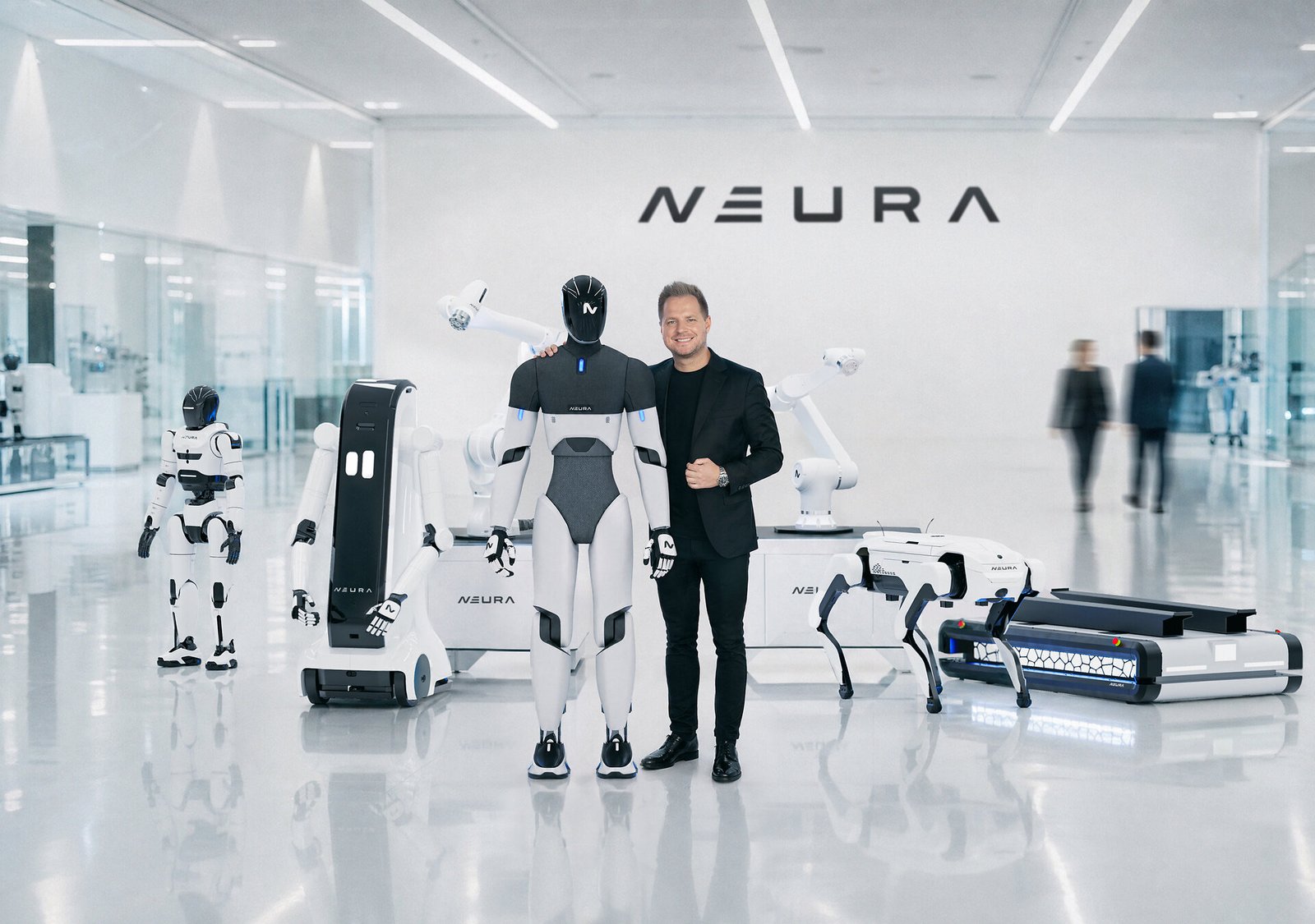 NEURA-Gründer David Reger steht inmitten der NEURA-Roboterfamilie, darunter der Humanoid 4NE1 und der vierbeinige Quadruped